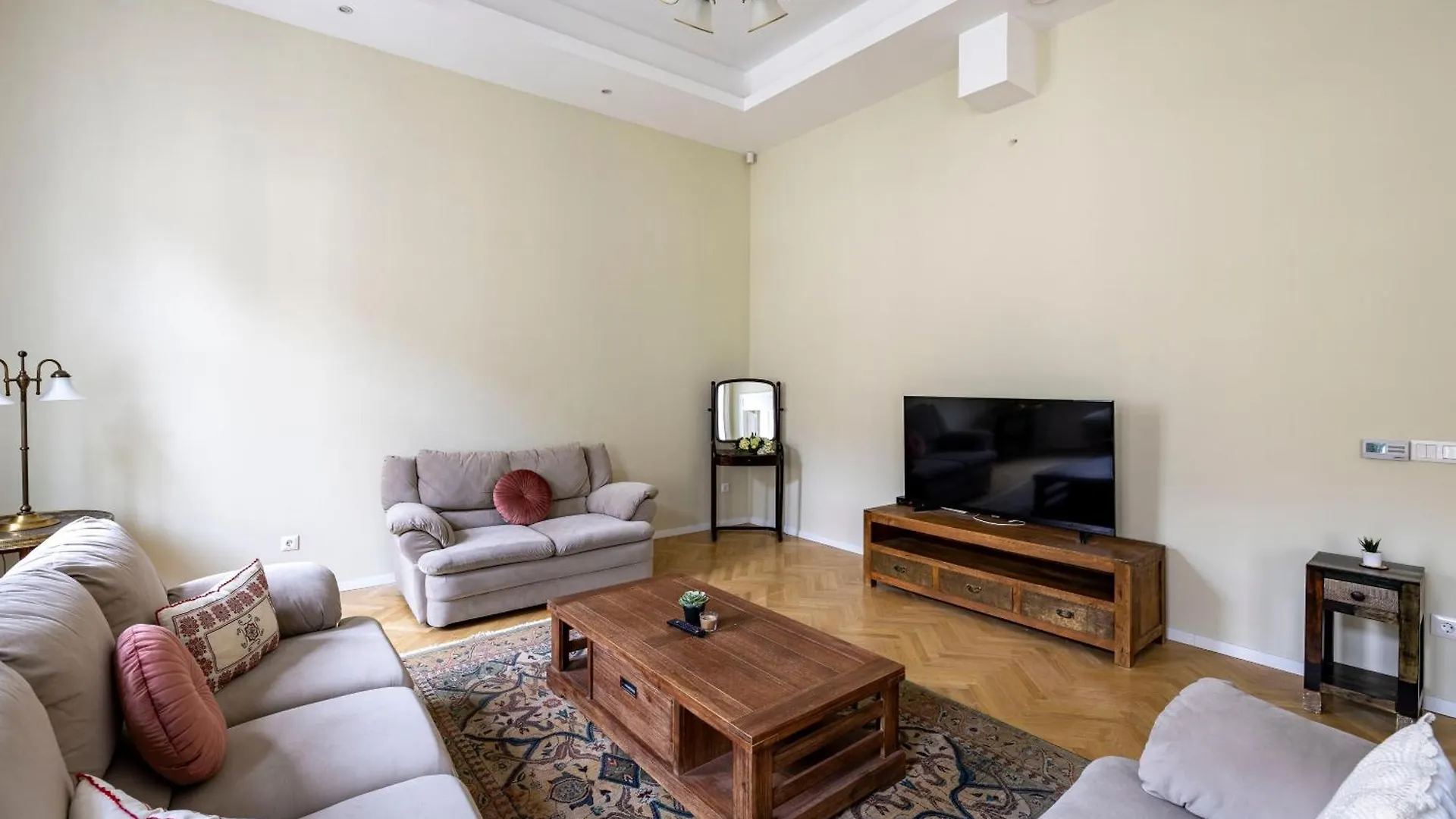 Graceful & Cozy Dream Home Next To The Opera House Budapest Apartment