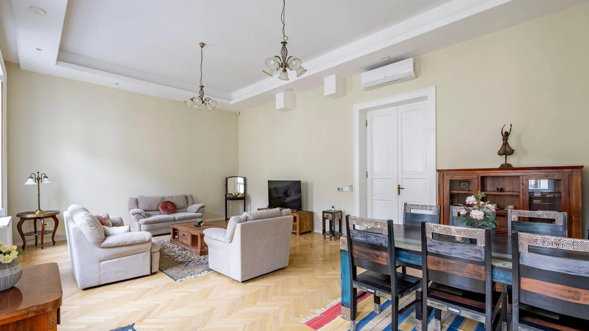 Graceful & Cozy Dream Home Next To The Opera House Budapest